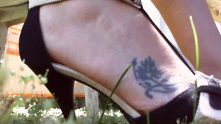 尼科莱塔的脚在花园里
