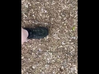 Zapatillas Sucias Pisando Conos De Pino En El Parque