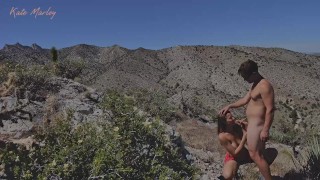 Blowjob sulla cima della montagna durante le escursioni - Kate Marley