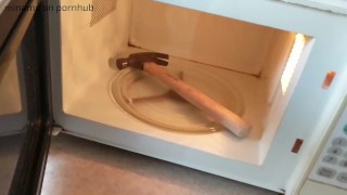 電子レンジにハンマーを入れた