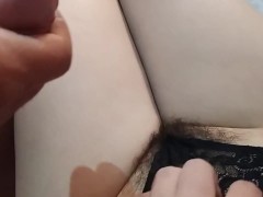 ПАРЕНЬ ДРОЧИТ И КОНЧАЕТ НА ВОЛОСАТУЮ КИСКУ - Screenshot 1 of 16 - Hairy Pussy
