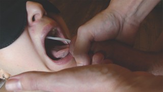Garota sacanagem chupar pau e tem uma porção de esperma na boca e brinca com ela
