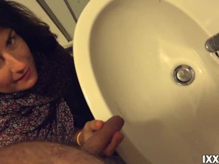 Держи мой хуй сводная сестра и смотри как я буду ссать