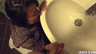 Держи мой хуй сводная сестра и смотри как я буду ссать