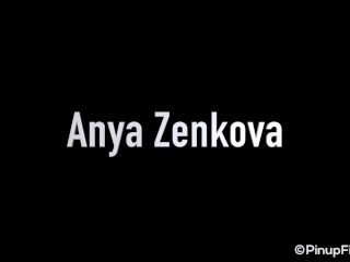 Le magnifique mannequin aux gros seins Anya Zenkova enlève son haut à la plage