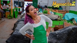 Carne Del Mercado - 性感的拉丁小妞在工作中无聊，想他妈的真的坏