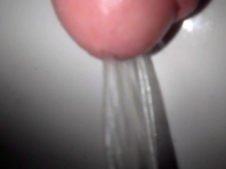 他在水槽里撒尿