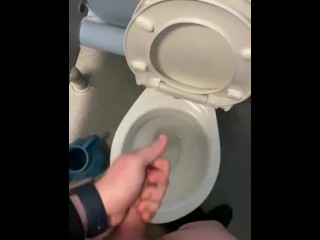 Играю с собой в общественных туалетах с большим камшотом