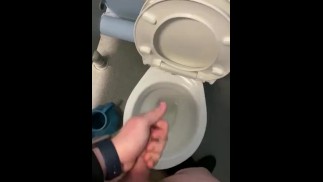 Играю с собой в общественных туалетах с большим камшотом 