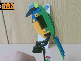 Je Staat Ophet Te Een Kleurrijke, Aantrekkelijke Lego Vogel