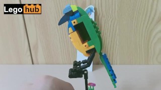 Estás a punto de fap con un colorido atractivo pájaro Lego