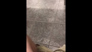Nash Freer trekt en Cums in openbare badkamer 