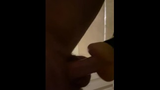Повешенный качок трахает сабвуфера в противогазе fleshlight. Заставляет его глотать