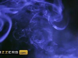 Brazzers - Blonde bombshell milf Robbin Banx gets drilled hard screenshot number 1
