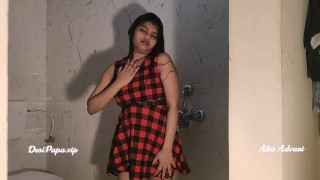 Piękna Indyjska Modelka Z Bollywood, Alias Advani, W Łazience Biorąca Prysznic