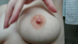 （高清）戏弄和弹跳我的天然胸部。 特写。