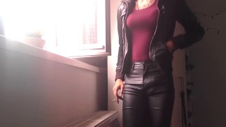 Курю в своих новых кожаных брюках