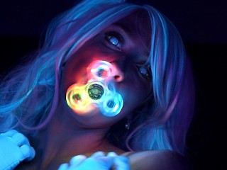 SecretCrush4K - Gloeiende Neon Babe Plaagt Je Lul Met Haar Perfecte Lichaam PMV