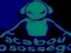 batendo uma bad com pasta de dente enquanto toca Save Me