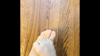 Cute pés, fetiche por pés, esfregando os pés