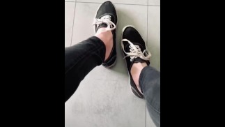 Играю с моими кроссовками Vans и педносками