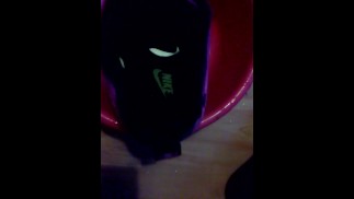 Я ссаю в кроссовки Nike Air force 1 моей подруги 