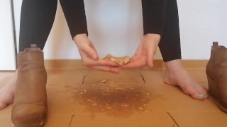 [Wunschvideo] Lady Leyla crushs Donuts in Stiefeletten und barfuß
