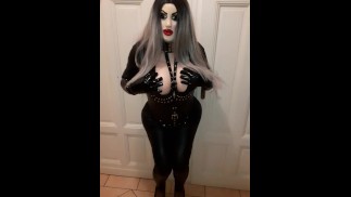 Большие сиськи и сексуальный комбинезон