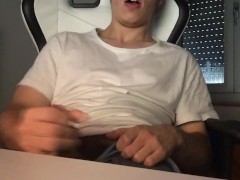CHICO SE CORRE ENCIMA DE SU CAMISETA