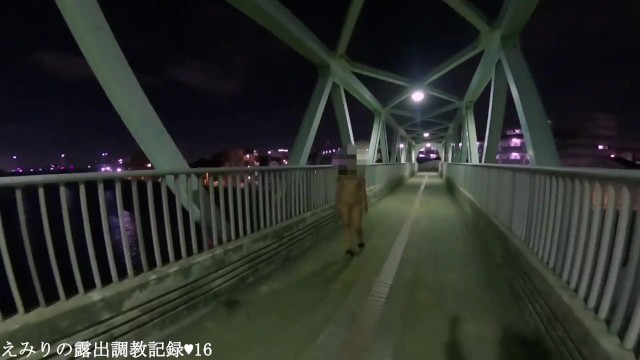 Эмири идет голышом по пешеходному мосту и раздвинул ноги посреди дороги