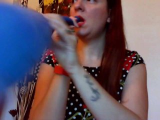 Nicoletta gioca con questi grandi palloncini fino a venire in un fantastico orgasmo