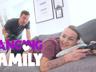 Banging Family - Трахаю мою накрашенную сводную сестру-геймера