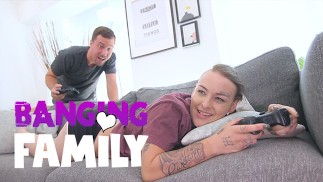 Banging Family - Трахаю мою накрашенную сводную сестру-геймера