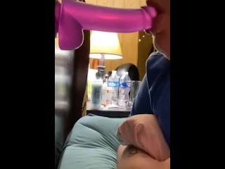 Chubby Girl Chokes på dildo