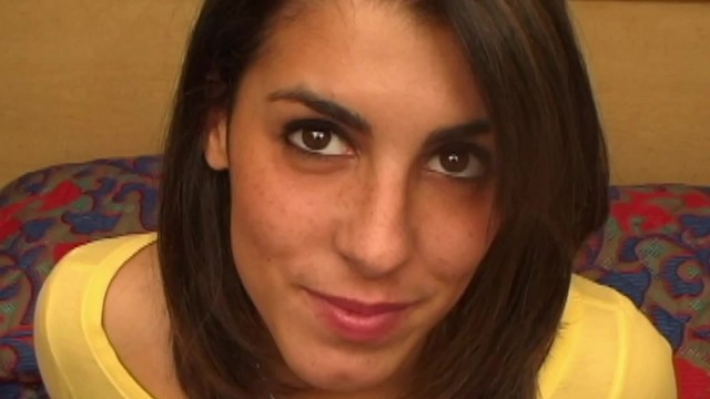 ティーンは彼女のタイトな陰部にthickコックを合わせるのに苦労します
