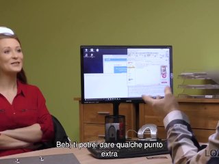 LOAN4K. Veterinario medico con zanzare giganti succhia e scopa per soldi