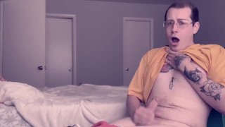 Jongen geeft zichzelf een lulmassage toont wat kont en masturbeert hard en probeert niet geil getatoe 