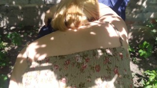 非常快的户外性爱结束于肥沃的猫里面的巨大体内射精！