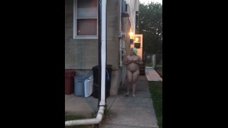 Divertimento pubblico nudo mentre i vicini fanno festa 