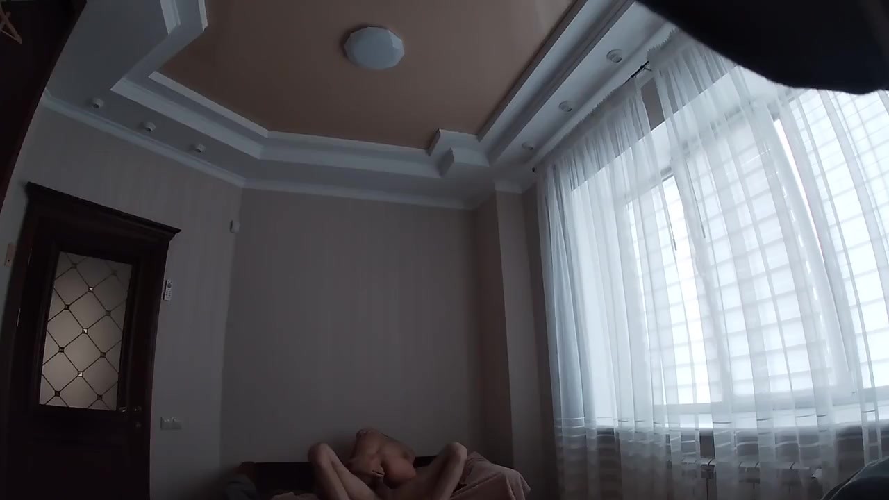 Парень трахает молодую девушку, перед этим спрятав скрытую камеру у себя в комнате