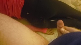 爸爸精液滴在黑色紧身裤的性玩偶屁股上 2 （点击循环）