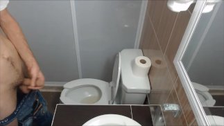 в ванной комнате друзей