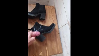Кончить на ее ботильоны