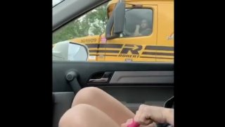 トラック運転手が私が自慰行為をするのを見ているとき、高速道路でのオーガズム