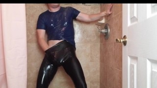 Ragazzo in spandex che si bagna e si insapona sotto la doccia in calzamaglia dopo la lezione di yoga