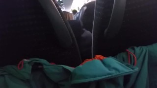 Chico hetero caliente se hace una paja en un bus público