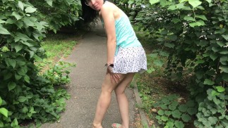 МАЛЫШКА БЕГАЕТ ПО ПАРКУ, СНИМАЕТ ТРУСИКИ И ПОКАЗЫВАЕТ ПОПКУ ПРИ ВСЕХ 4К