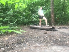 МАНЬЯК ПОДГЛЯДЫВАЕТ ЗА ТЕЛКОЙ В ПАРКЕ И СЛЕДИТ ЗА НЕЙ 4К