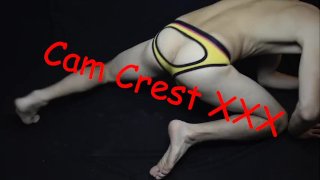 Cam Crest spankt zichzelf in een gele jockstrap