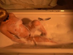 Video Naughty bathtime - Squriting and wet pussy play in the bathtub